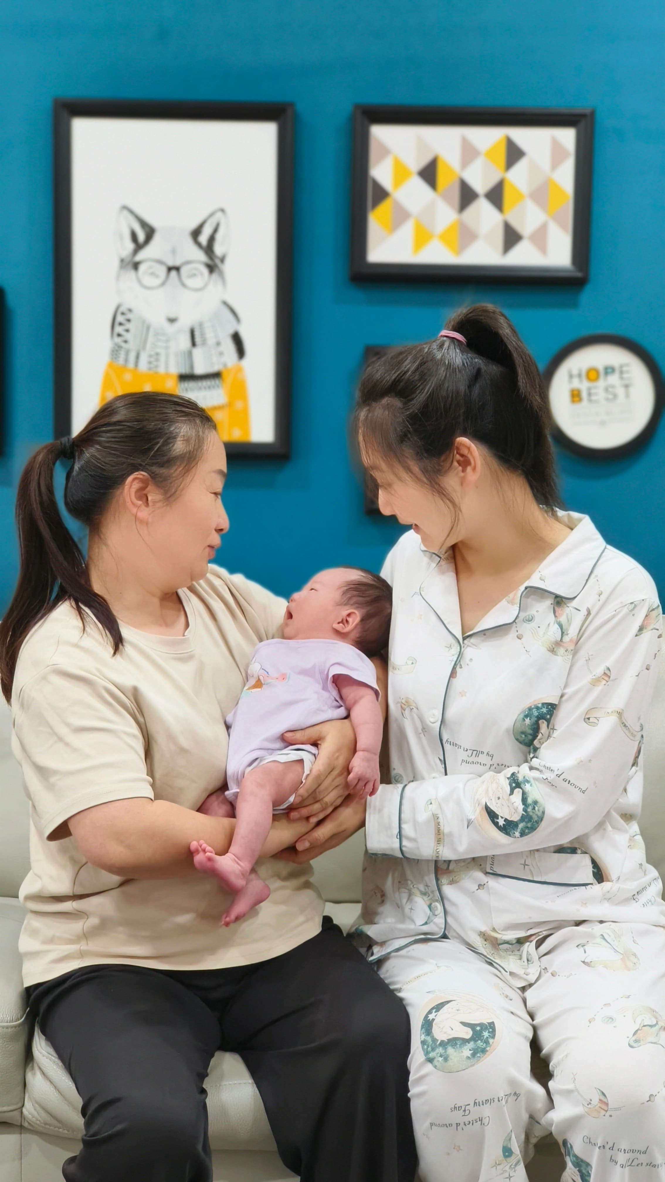 林金秀带孩子照片