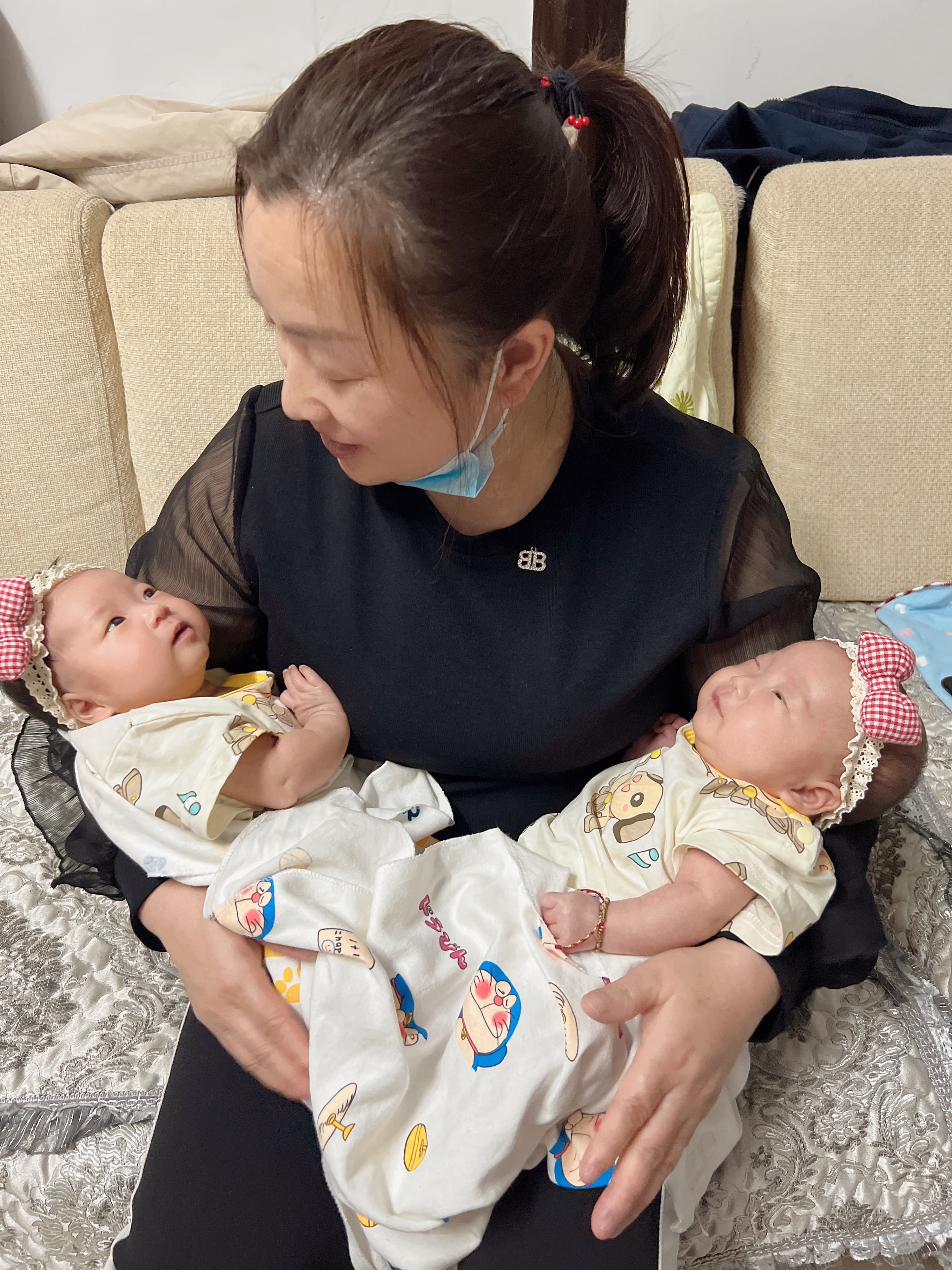 林金秀带孩子照片