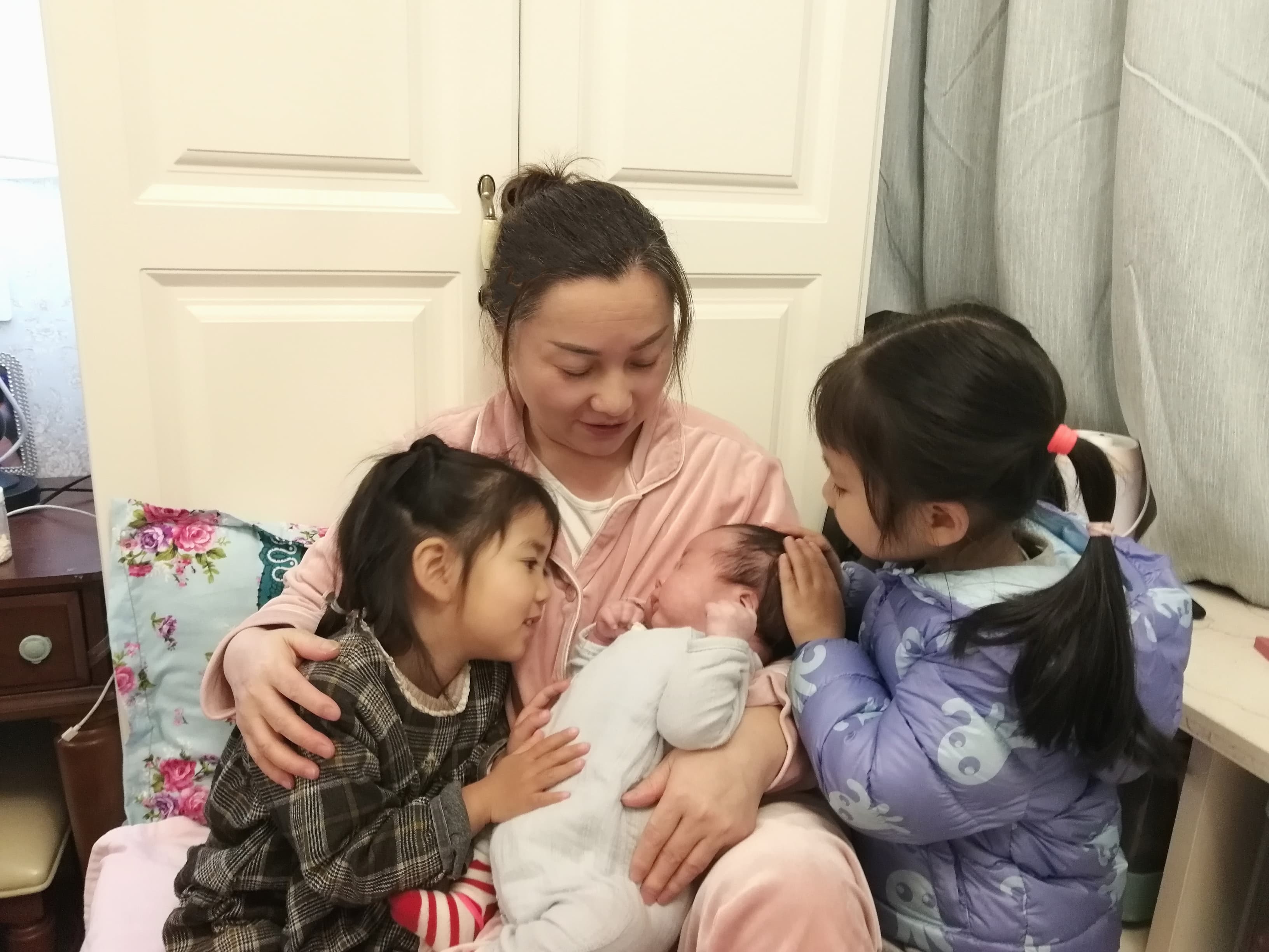 林金秀带孩子照片