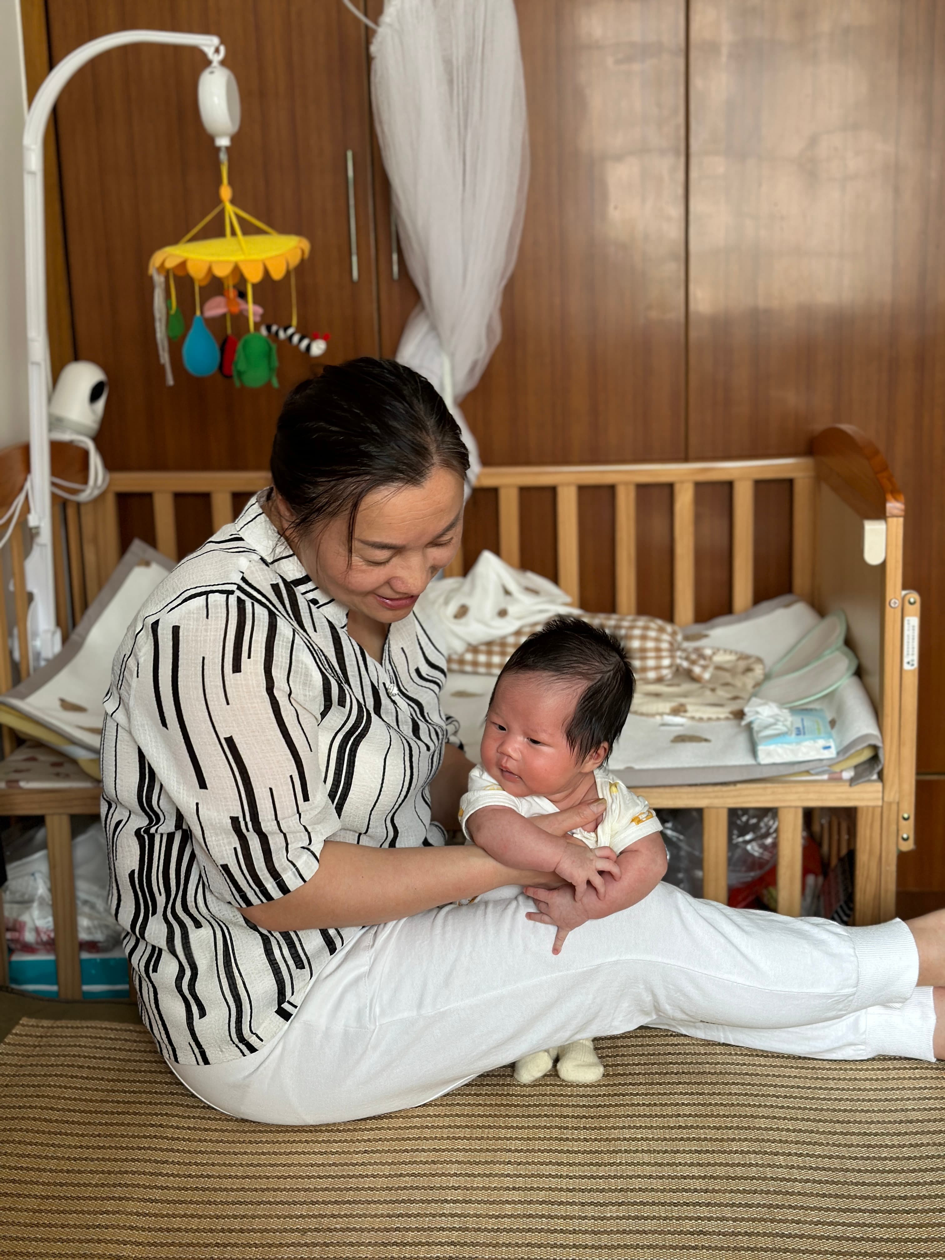 林金秀带孩子照片