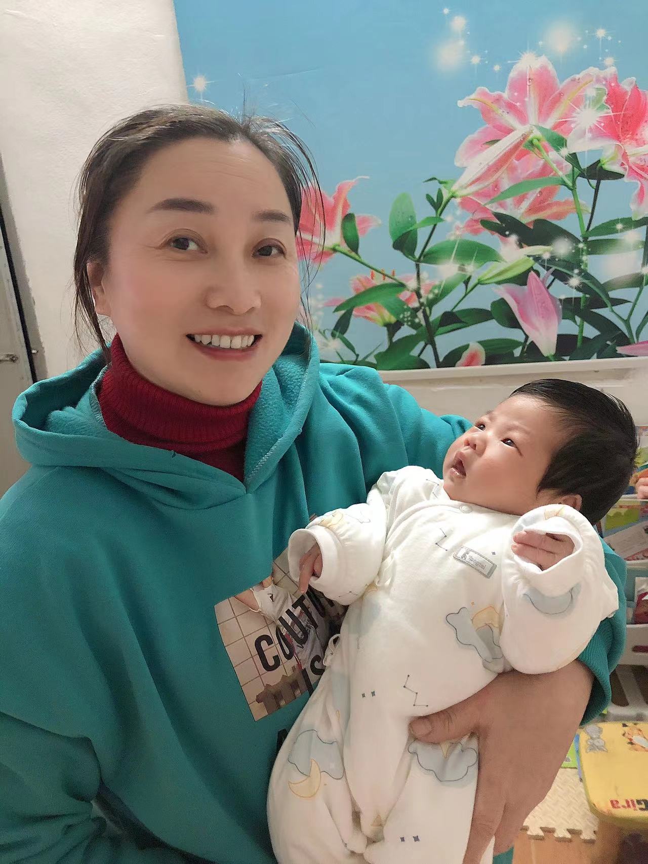 宜兴雅茹家政月嫂林金秀照顾宝宝的工作照