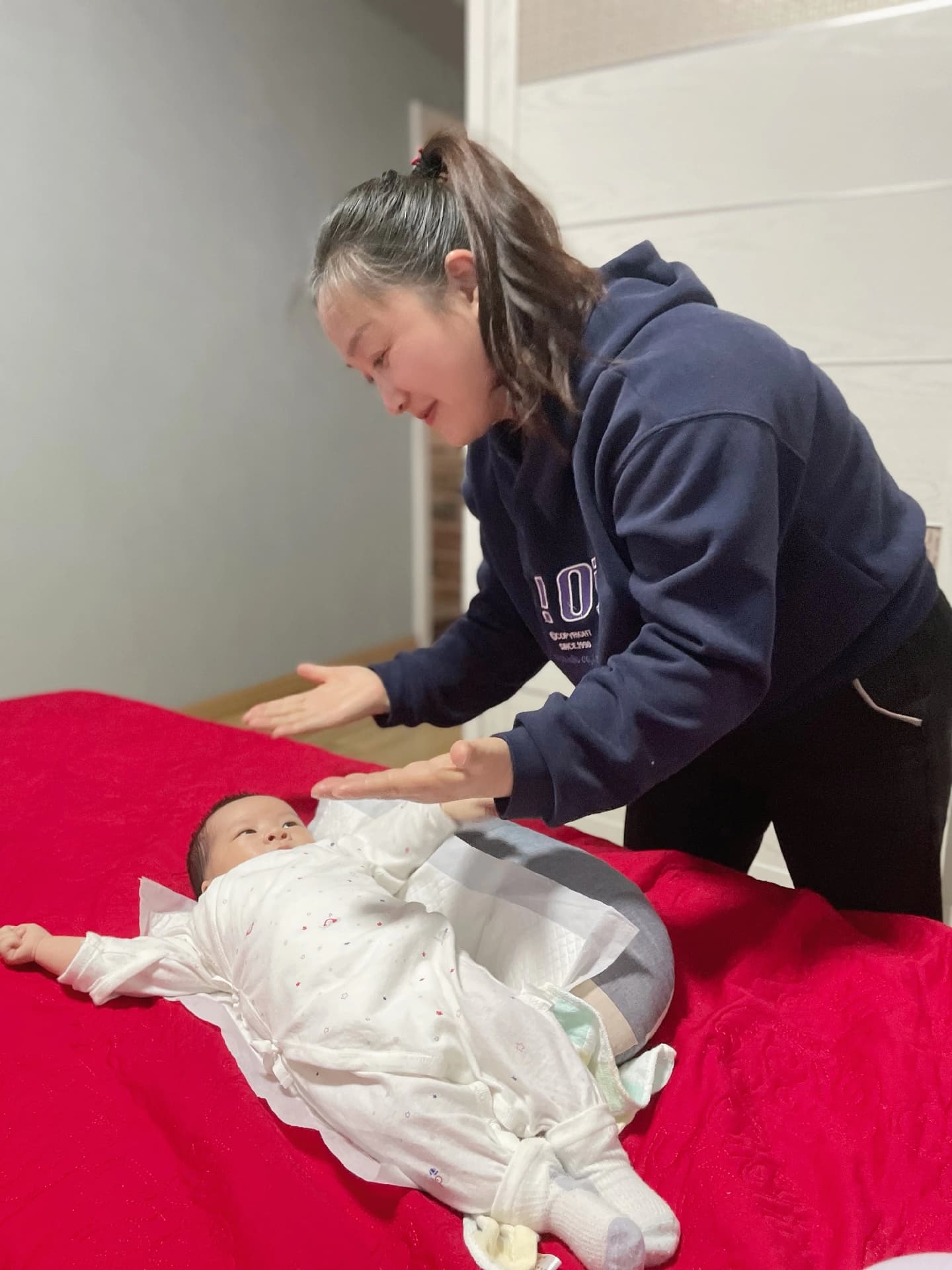 宜兴雅茹家政月嫂林金秀照顾宝宝的工作照