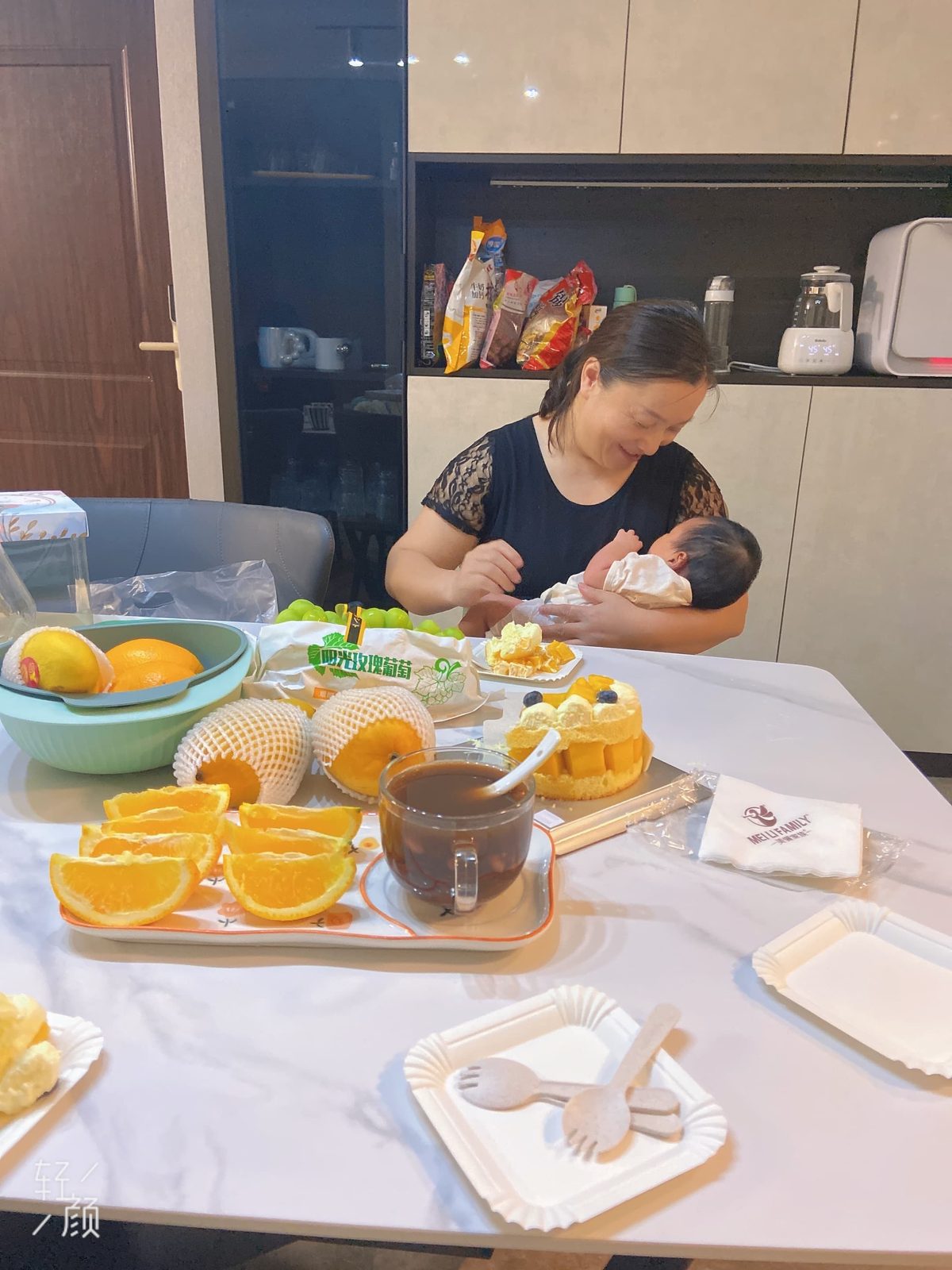 宜兴雅茹家政月嫂林金秀照顾宝宝的工作照