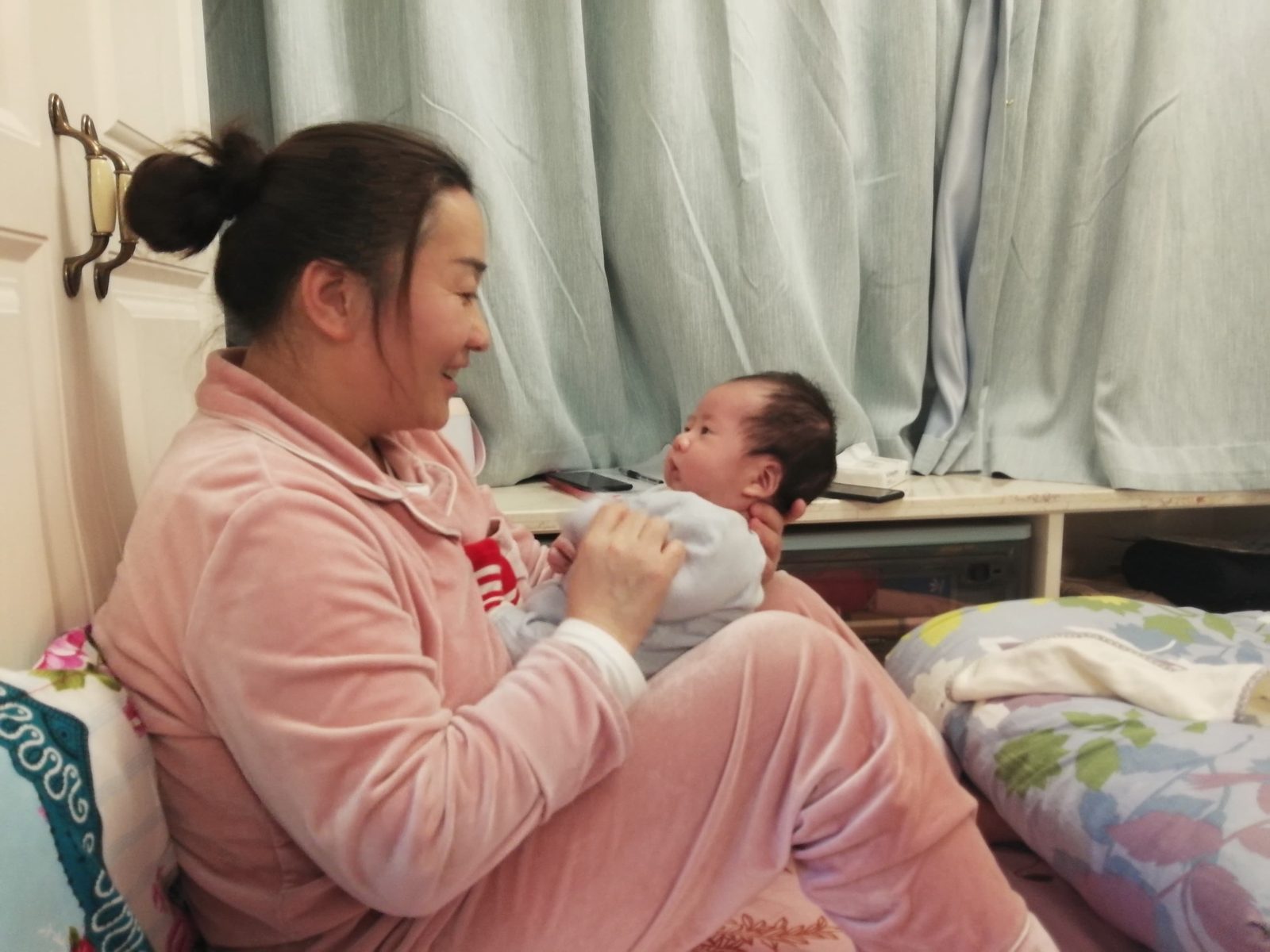 宜兴雅茹家政月嫂林金秀照顾宝宝的工作照