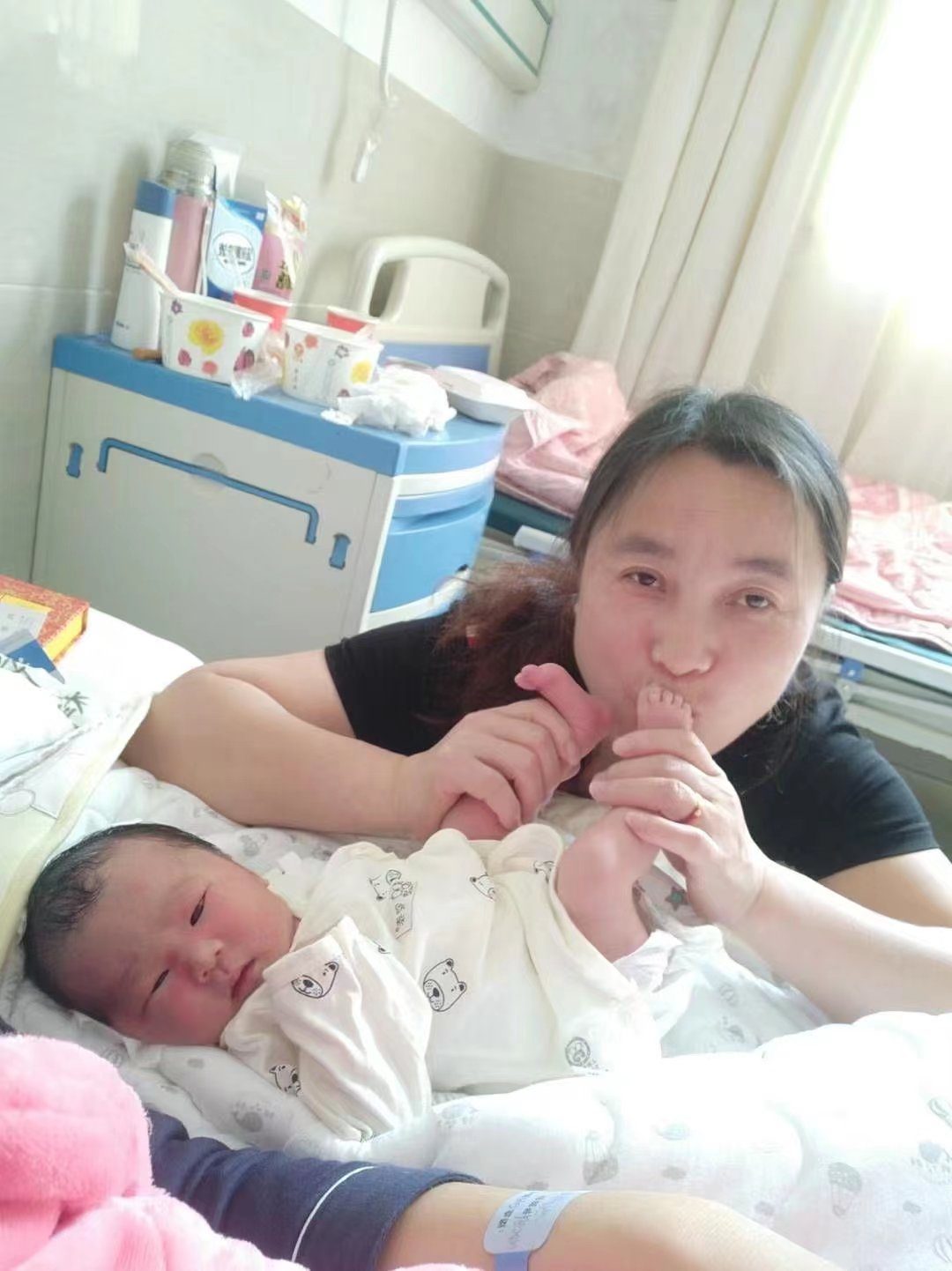 宜兴雅茹家政月嫂林金秀照顾宝宝的工作照