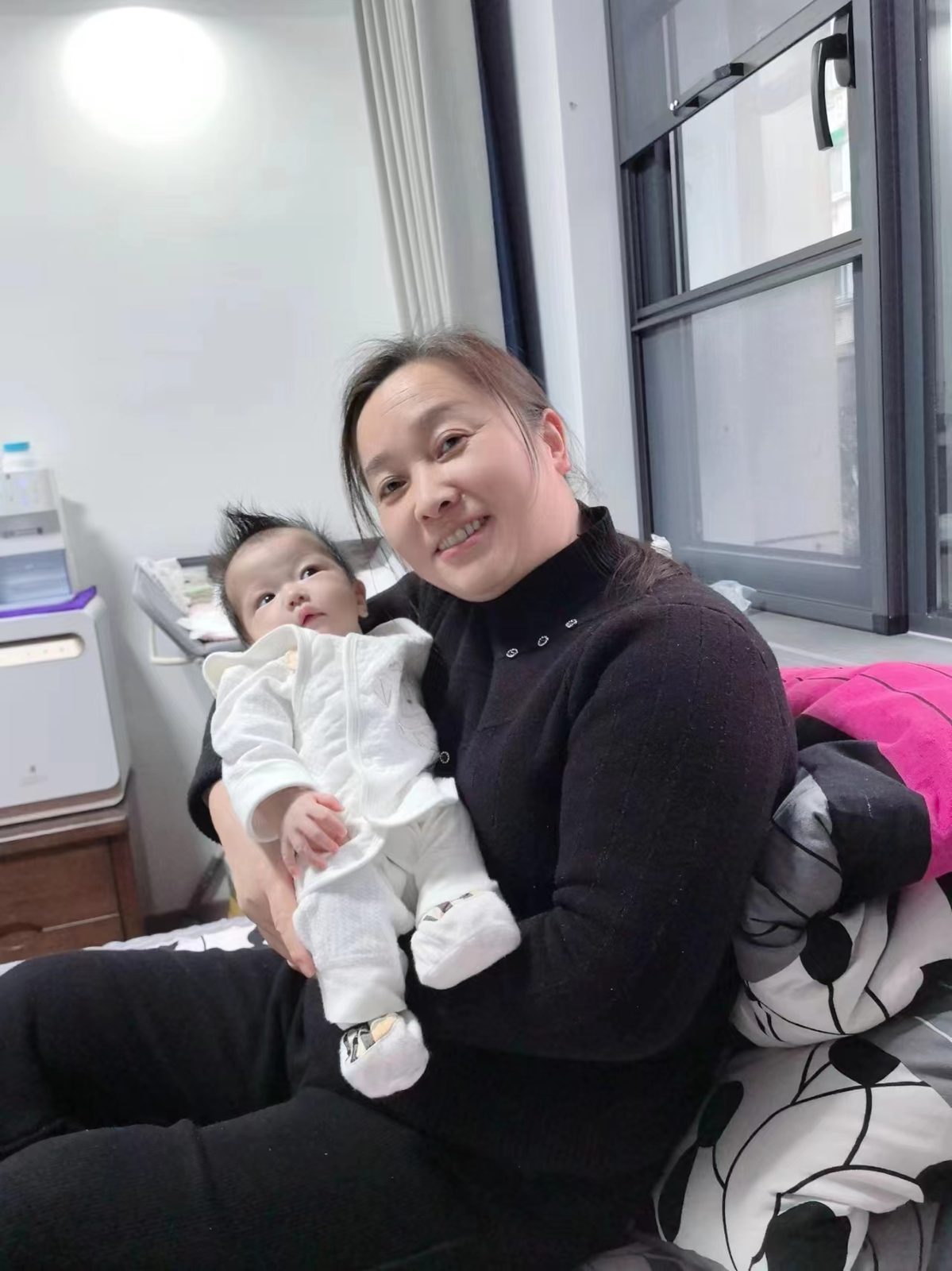 宜兴雅茹家政月嫂林金秀照顾宝宝的工作照