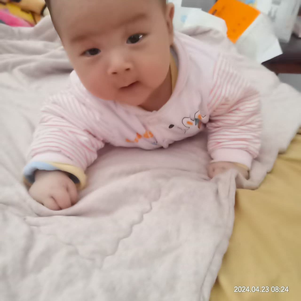 宜兴雅茹家政育儿嫂倪艳梅照顾宝宝的工作照