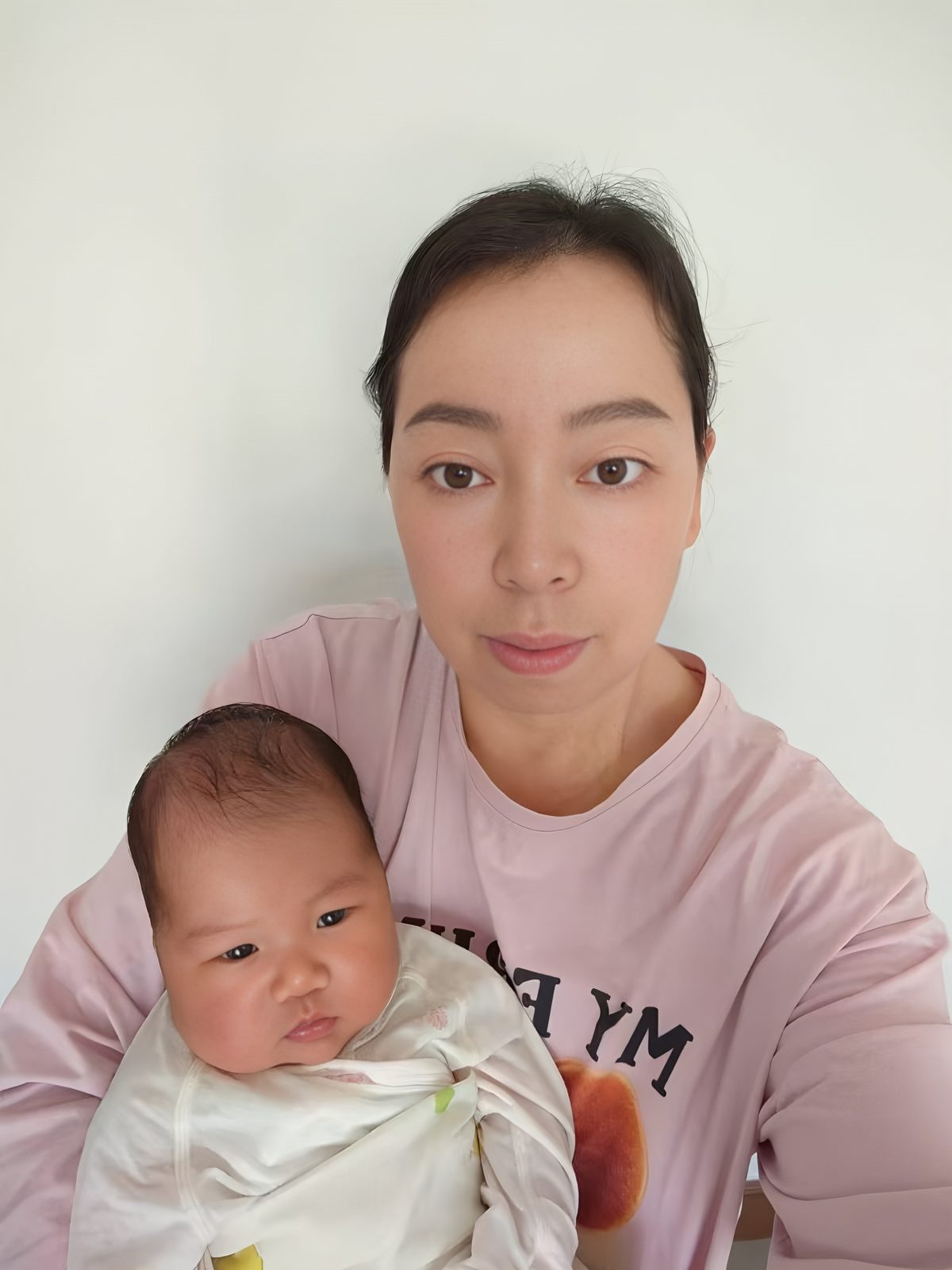 宜兴雅茹家政月嫂杨玉梅照顾新生儿的工作照