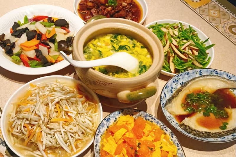 宜兴本地保姆制作的咸肉煨笋和红烧肉