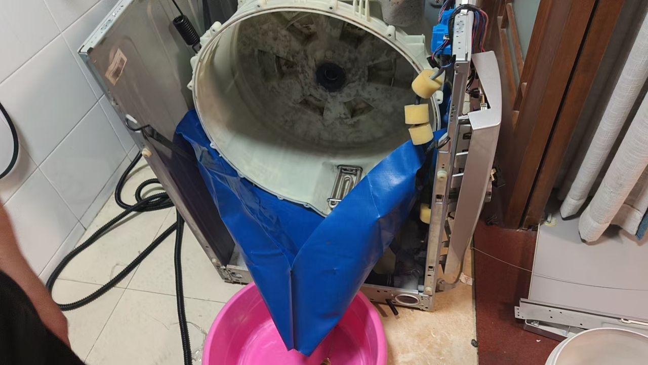 宜兴滚筒洗衣机拆洗实拍,外桶内壁积垢清晰可见