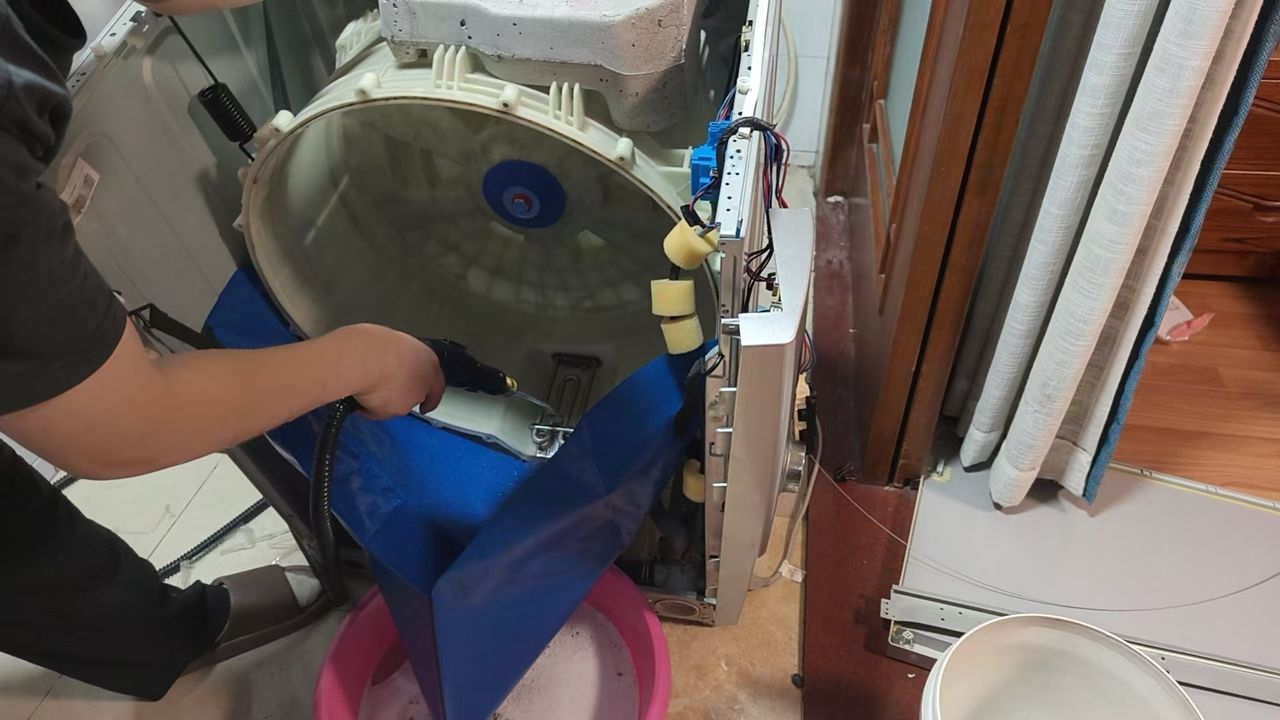雅茹家政师傅高压冲洗洗衣机外桶作业实拍