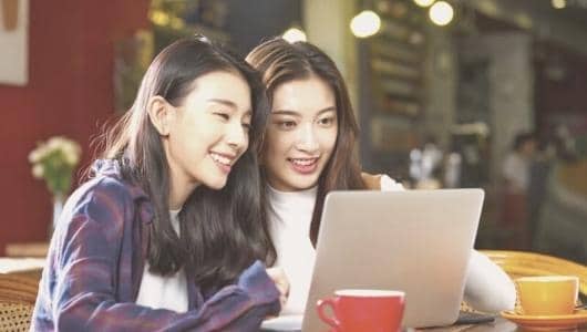 雅茹家政工作人员正在进行阿姨背景调查审核