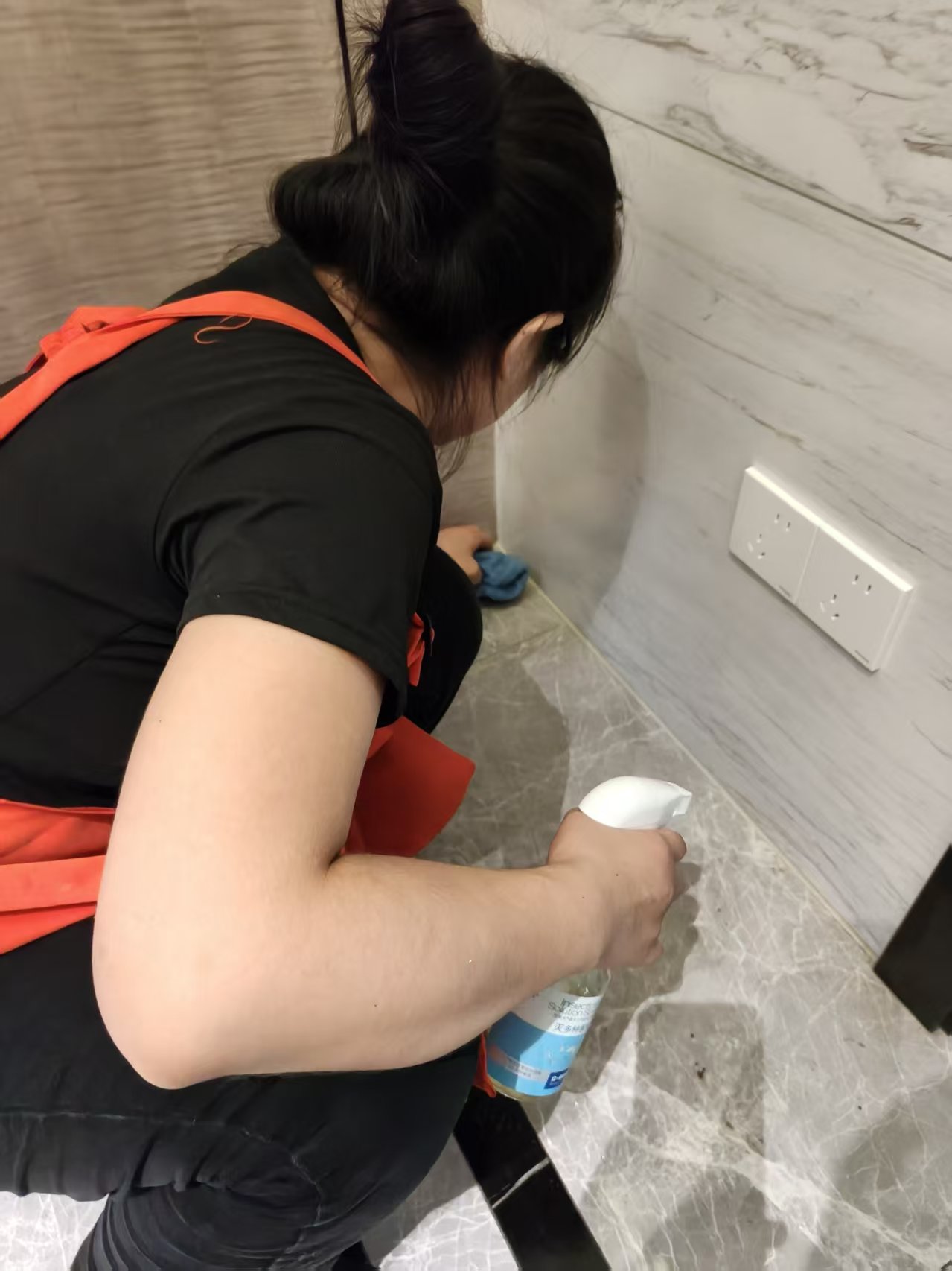 雅茹家政保洁师在别墅擦拭大理石台面