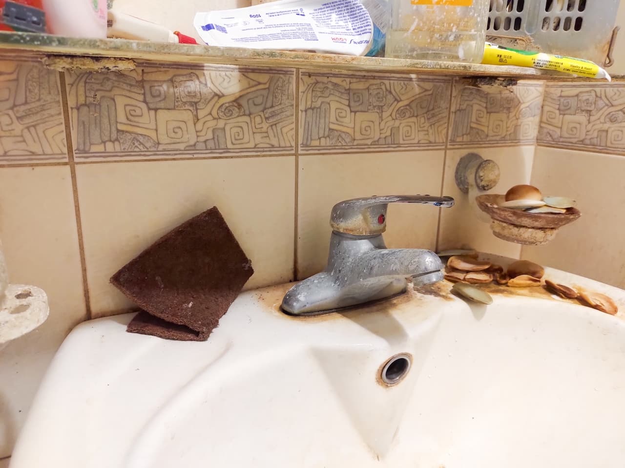 被工业草酸腐蚀发黑的不锈钢水龙头