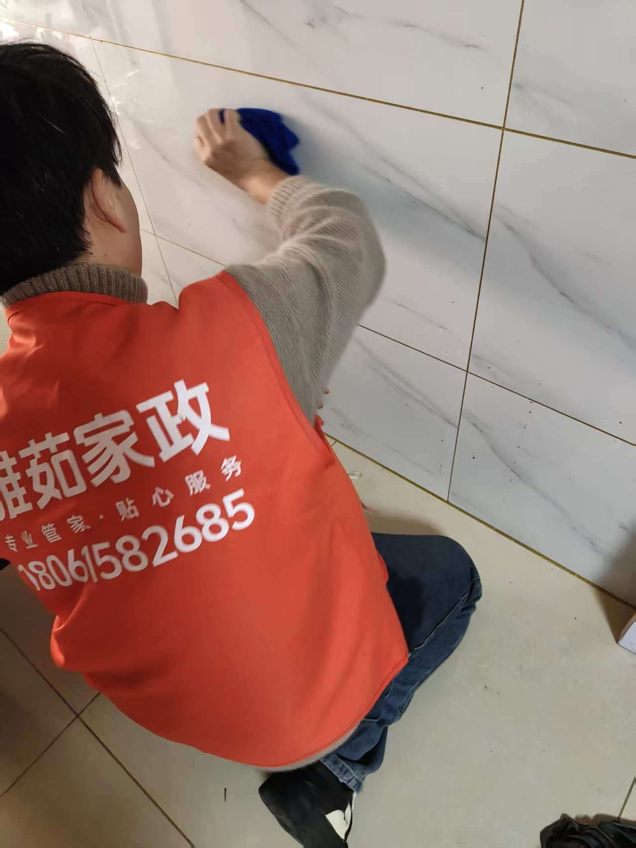 雅茹保洁师趴在地上手工铲除胶渍