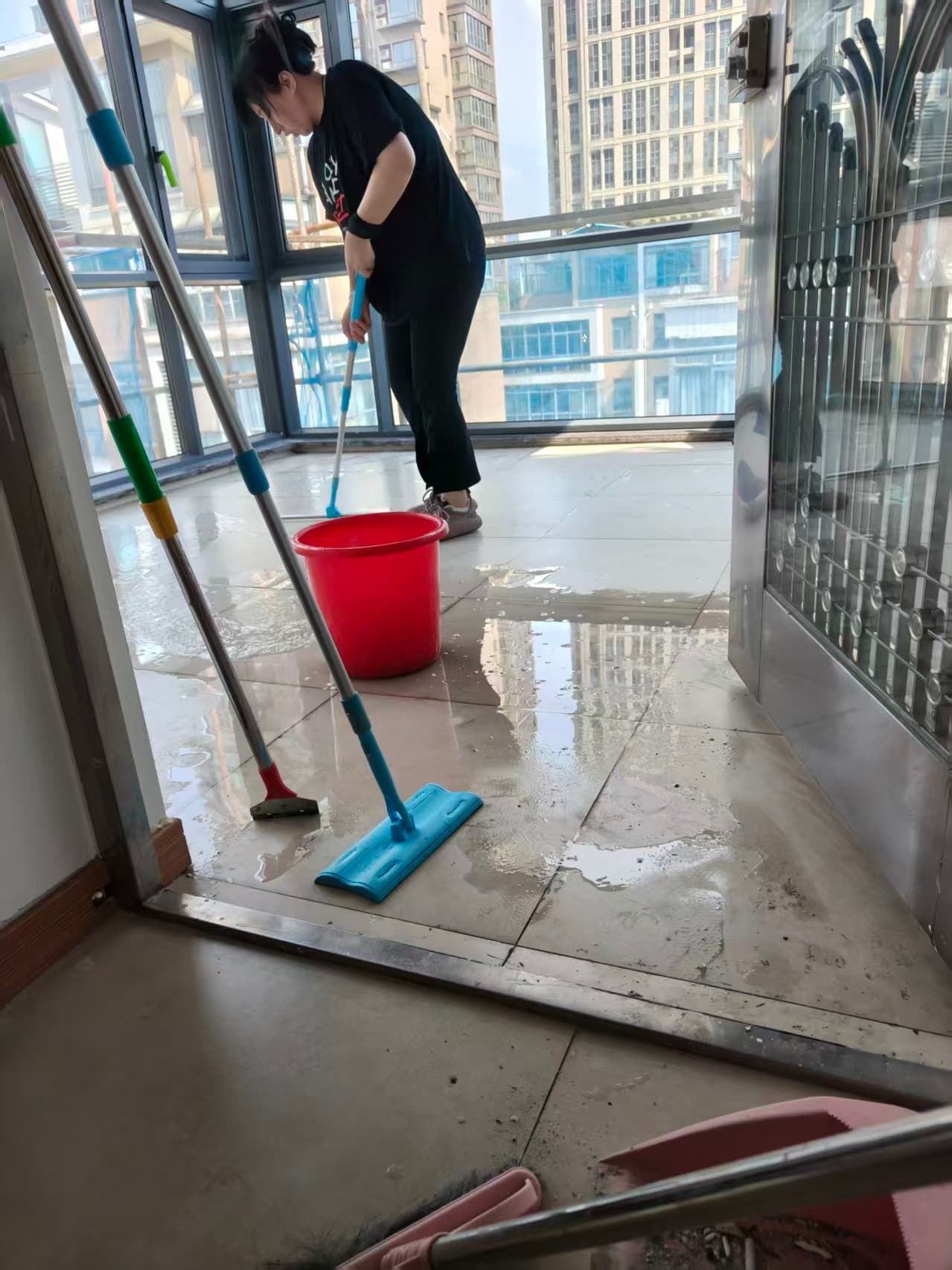 保洁人员携带开荒工具进场实拍