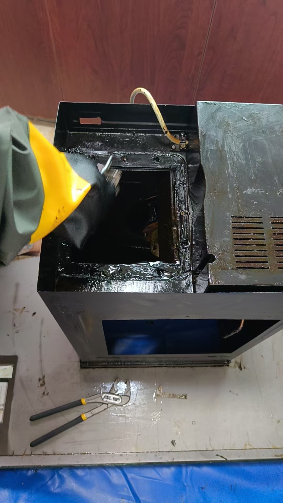 宜兴乡镇住户家用油烟机长期未清洗,内部积攒大量陈年油污实拍