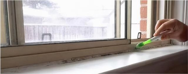 窗框上沾满白色乳胶漆点和水泥块