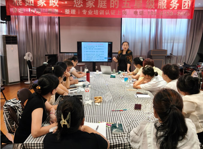 家政培训课堂上，有年轻面孔在认真记笔记