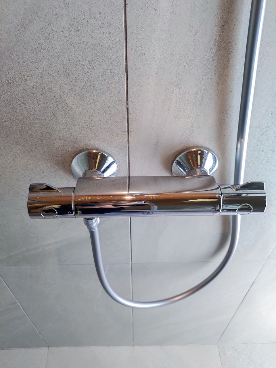 光亮如镜的不锈钢水龙头