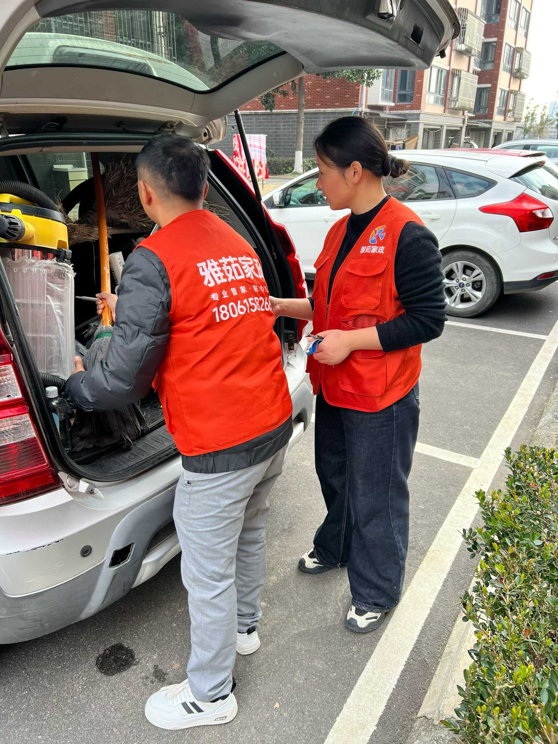 两名雅茹自营员工夜间在客户家认真清洁